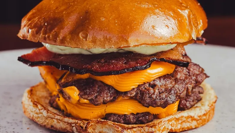 Jakie mięso jest najlepsze do burgera? Oto 3 najważniejsze kwestie