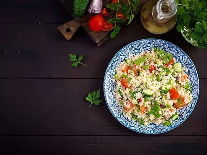 Czy ogórek i pomidor w jednej sałatce to dobry pomysł?