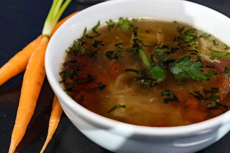 Czy solić rosół? Odkryj sekrety idealnego smaku!