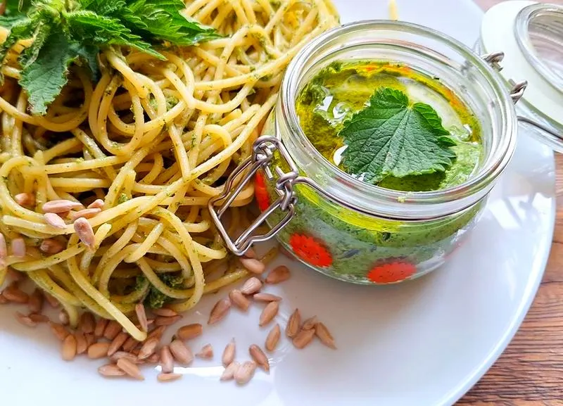 Czym zastąpić pesto w kuchni? Odkryj pyszne alternatywy!