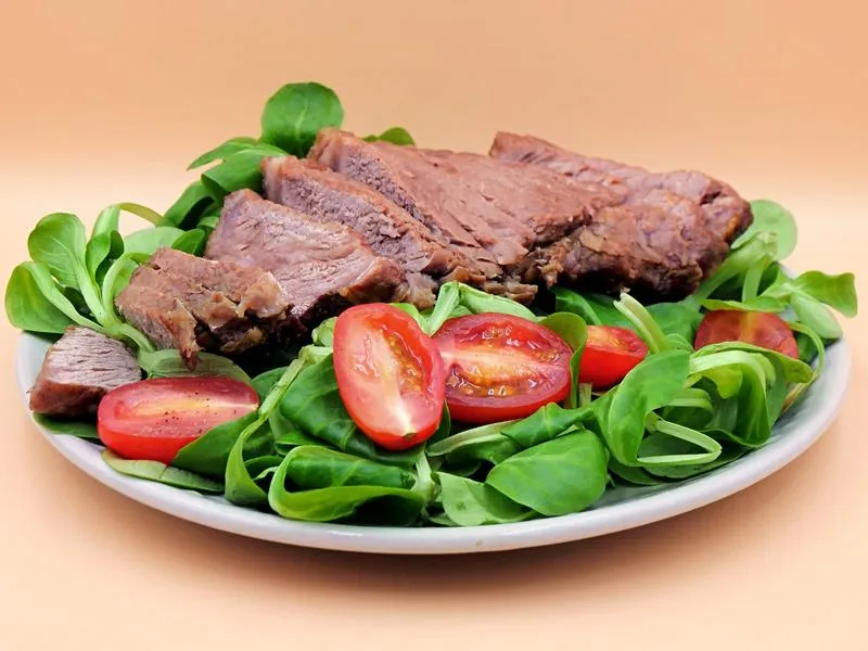 Idealne sałatki do steka – sprawdź, jak urozmaicić swój obiad