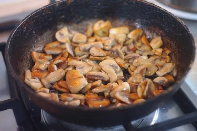Jak długo i w jaki sposób smażyć świeże grzyby, aby zachować ich smak?