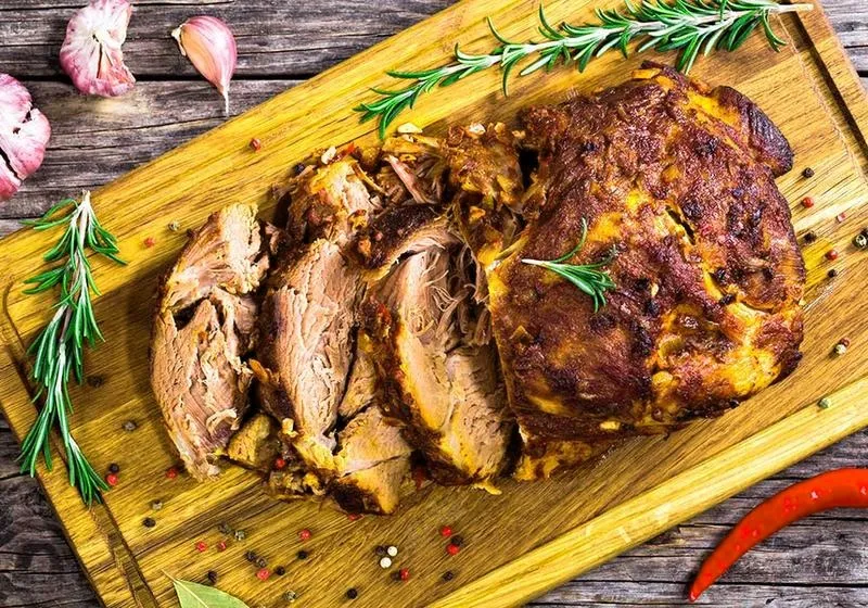 Jak długo piecze się karkówkę w piekarniku, żeby była soczysta i aromatyczna?
