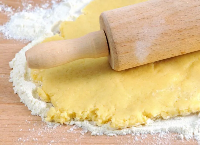 Jak długo piec kruche ciasto z owocami, aby było idealnie kruche i soczyste?