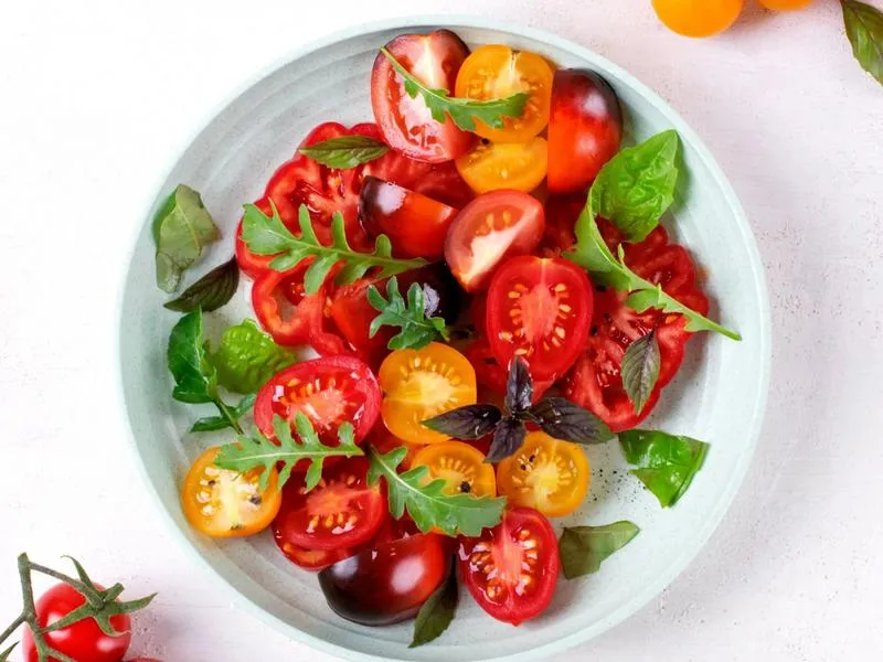 Jakie dodatki stosować przy sadzeniu pomidorów, aby uzyskać obfite plony?