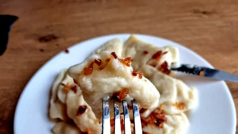 Jakie przyprawy do pierogów z mięsem warto dodać, by smak zachwycał