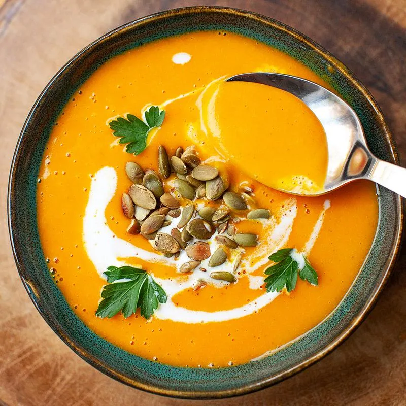 Jakie smaki kryje zupa z dyni? Odkryj jej wyjątkową aromatyczną naturę!
