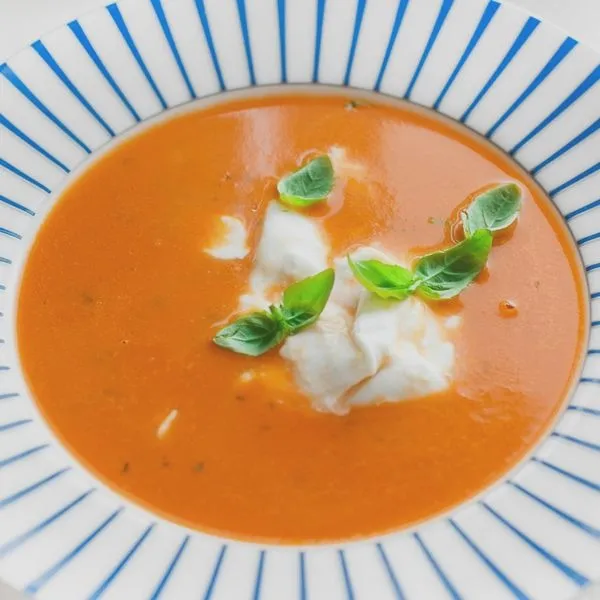 Krem z pomidorów: idealne dodatki, które odkryją jego smak