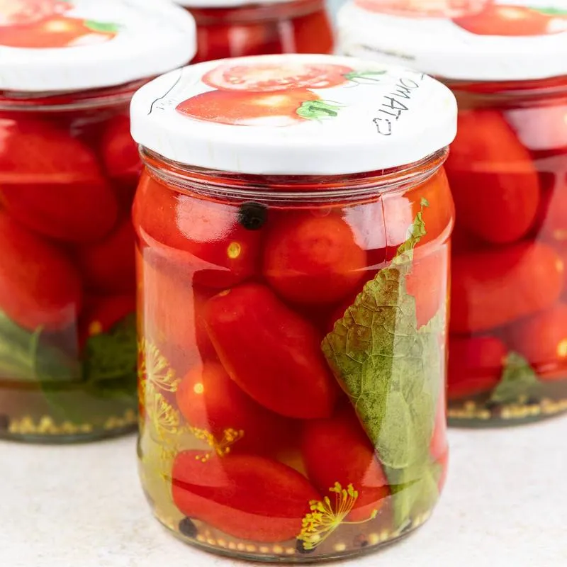 Odkryj sekrety kiszenia pomidorów koktajlowych – prosta metoda na pyszny smak!