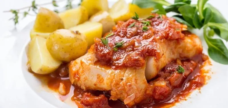 Pomysłowe dania z ryby w pomidorach z puszki, które zachwycą każdego