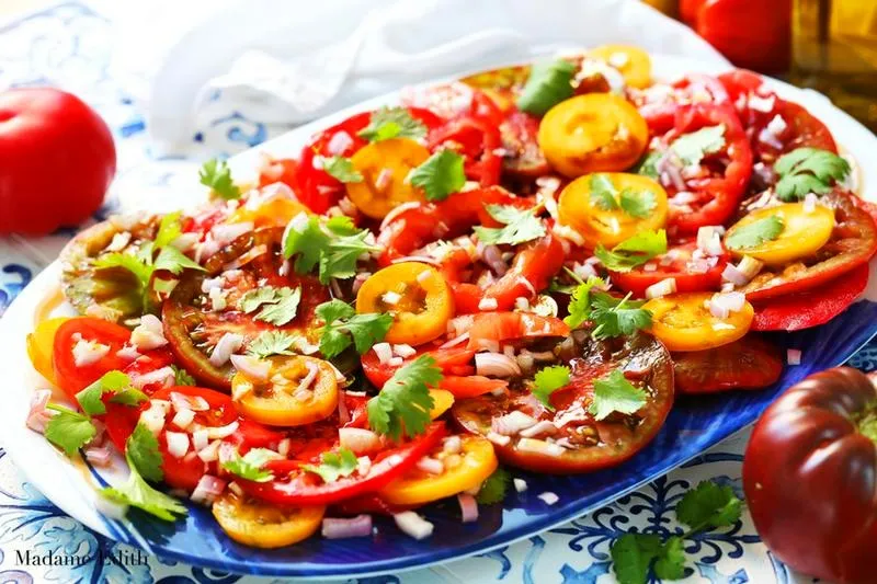 Pyszne inspiracje: jak zrobić sałatkę z pomidorów na letnie spotkania