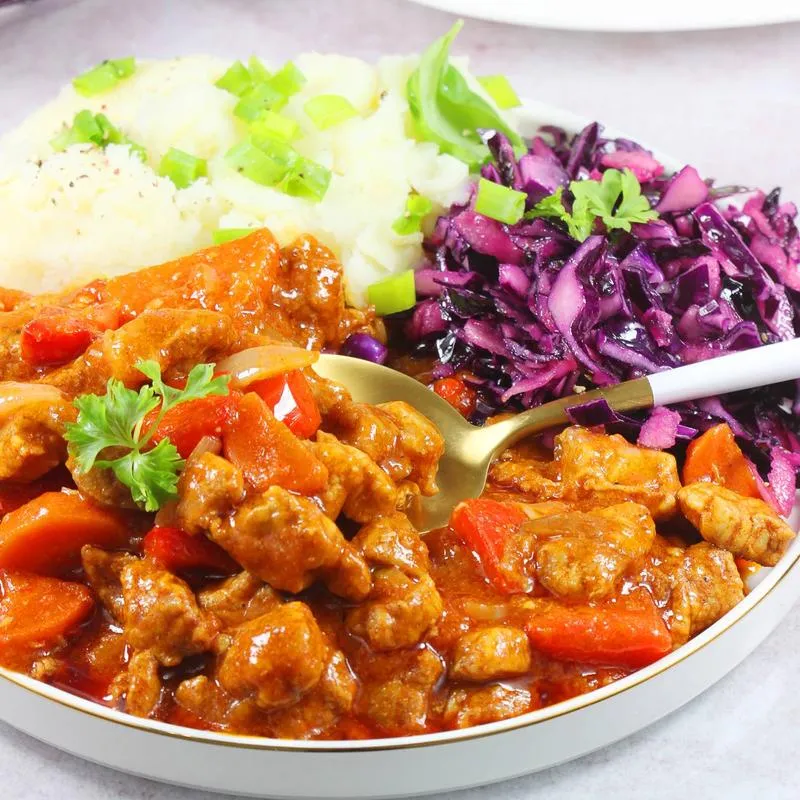 Sekrety idealnego gulaszu wieprzowego – jakie przyprawy wybrać?