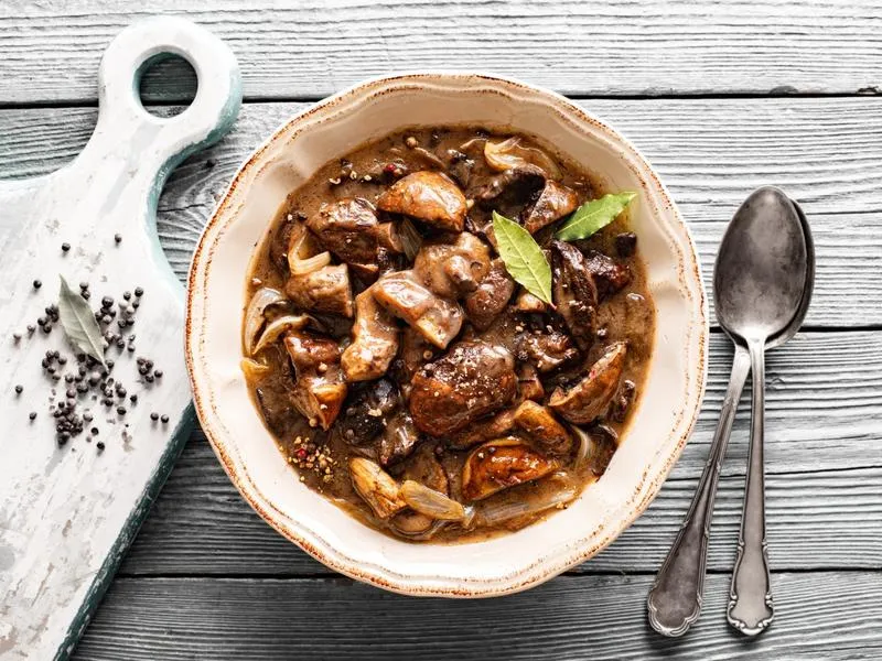 Sekrety smakowitych duszonych grzybów – jakie przyprawy wybrać?