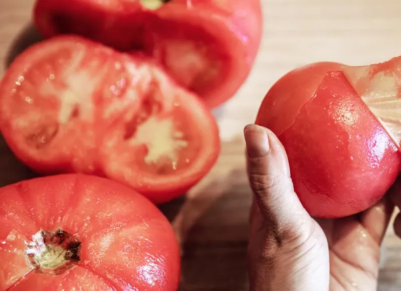 Skuteczne sposoby na obrać pomidory ze skórki bez parzenia
