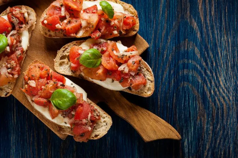 Bruschetta z pomidorami i mozzarellą