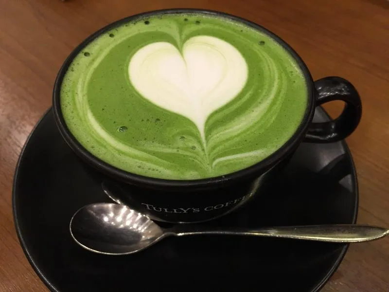 Napój matcha latte