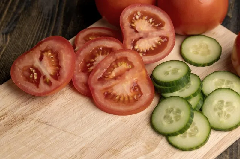 Potrawy z pomidorami i ogórkami