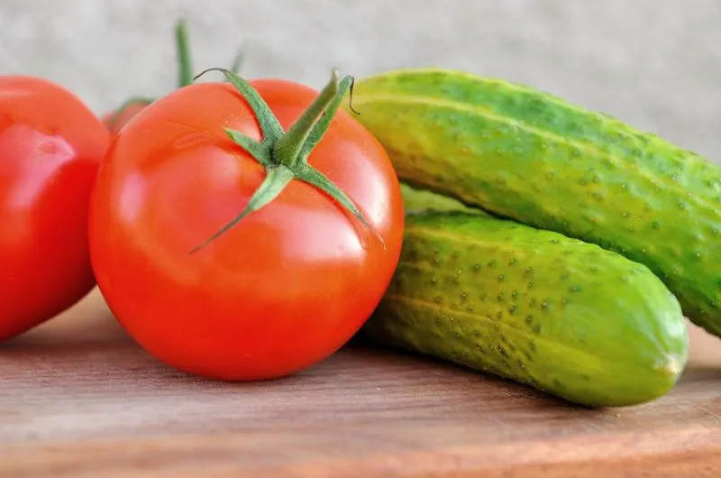 Przygotowanie sałatki z pomidorem